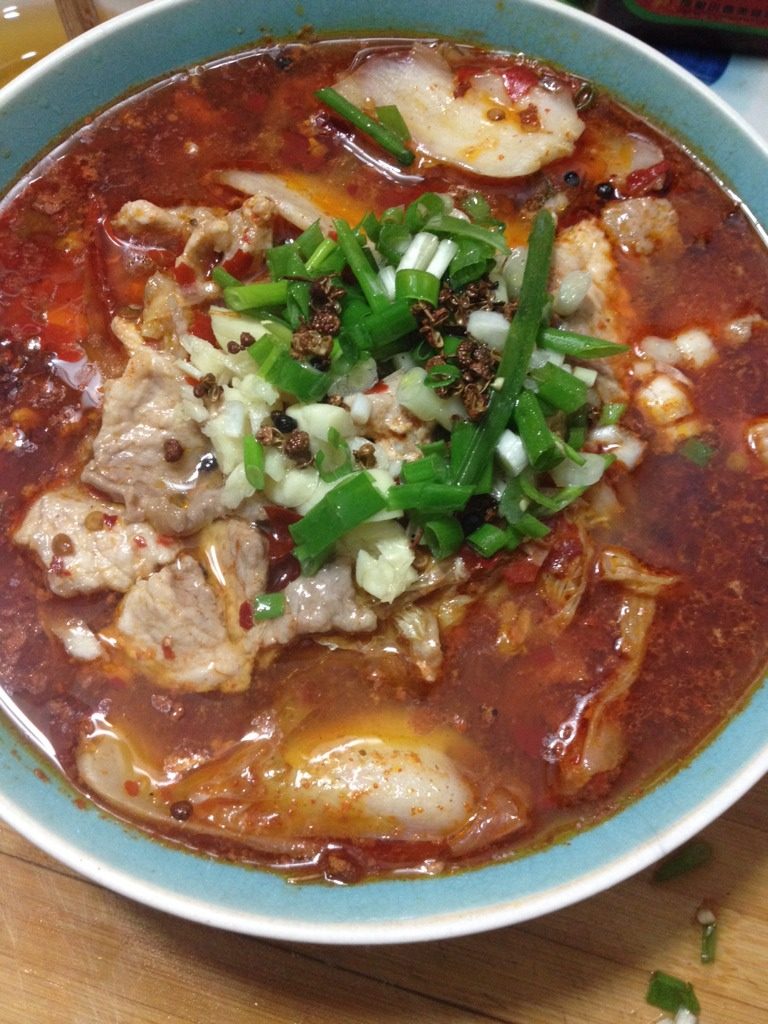 水煮肉片,如图将烧开的油倒入，花椒上，出香即可