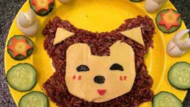 【宝宝铺食妈妈做】缤纷红米阿狸饭,用<a style='color:red;display:inline-block;' href='/shicai/ 279'>海苔</a>剪出眼睛和鼻子，切胡萝卜或者用果酱做腮红和嘴巴，黄瓜切片摆盘，胡萝卜切成自己喜欢的花式，<a style='color:red;display:inline-block;' href='/shicai/ 12'>鹌鹑蛋</a>从中间切开，一半放在下面，另一半放中间切口做兔子耳朵