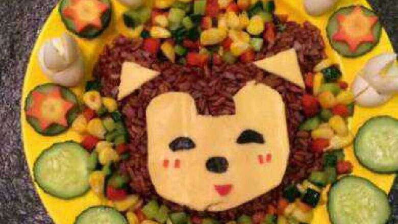 【宝宝铺食妈妈做】缤纷红米阿狸饭,用小勺子将炒好的蔬菜丁围绕阿狸头一周，这样就好了，
