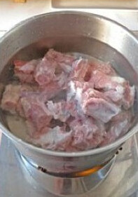 苦瓜黄豆排骨汤,排骨斩件,入开水中煮片刻,拿出来用清水冲洗干净