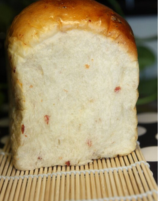 培根吐司,放进预热的烤箱中下层200度烤约40分钟