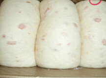 培根吐司,擀卷放进土司模最后发酵至土司模的8份满