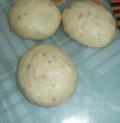 培根吐司,把面团分割成3份，排气滚圆松弛20分钟，