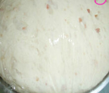 培根吐司,第一次发酵面团至原来的2-2.5倍大