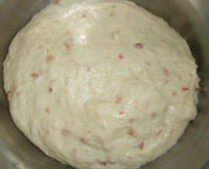 培根吐司,把除培根和黄油外的材料揉至光滑，再加入黄油揉至完全阶段，放入培根碎揉匀