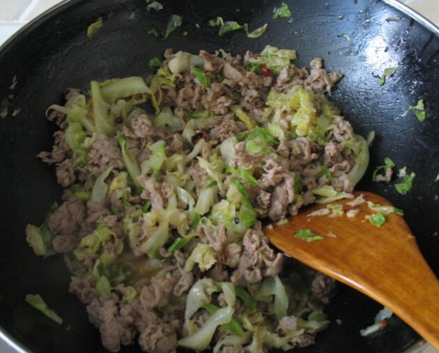 羊肉炝包菜,将羊肉片和圆白菜翻炒均匀，放入适量海鲜酱油，盐即可出锅