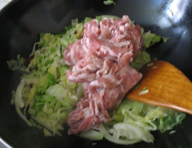 羊肉炝包菜,放入圆白菜炒软，放入羊肉片翻炒