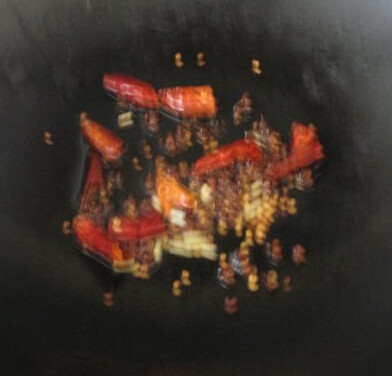 羊肉炝包菜,锅中放入适量橄榄油，待油温7成热，放入花椒、干辣椒、葱翻炒。