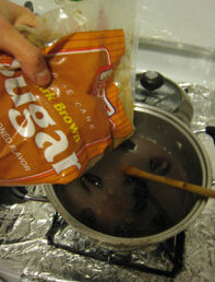 杂谷锦豆腊八粥 ,<a style='color:red;display:inline-block;' href='/shicai/ 2470'>红枣</a>洗净，<a style='color:red;display:inline-block;' href='/shicai/ 593'>桂圆</a>剥壳，放到粥中，继续熬到<a style='color:red;display:inline-block;' href='/shicai/ 2470'>红枣</a>酥烂