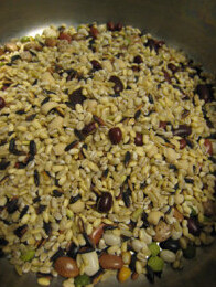 杂谷锦豆腊八粥 ,<a style='color:red;display:inline-block;' href='/shicai/ 3627'>杂粮</a>和豆子洗干净，清水泡半天，大火煮开，小火慢熬，约2小时