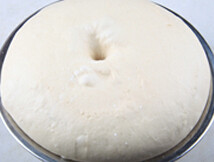 梅菜肉包,面粉中加2匙<a style='color:red;display:inline-block;' href='/shicai/ 10588'>糖</a>，酵母用温水调开，兑入面中，揉成光滑面团，发酵至体积变为初始的2倍