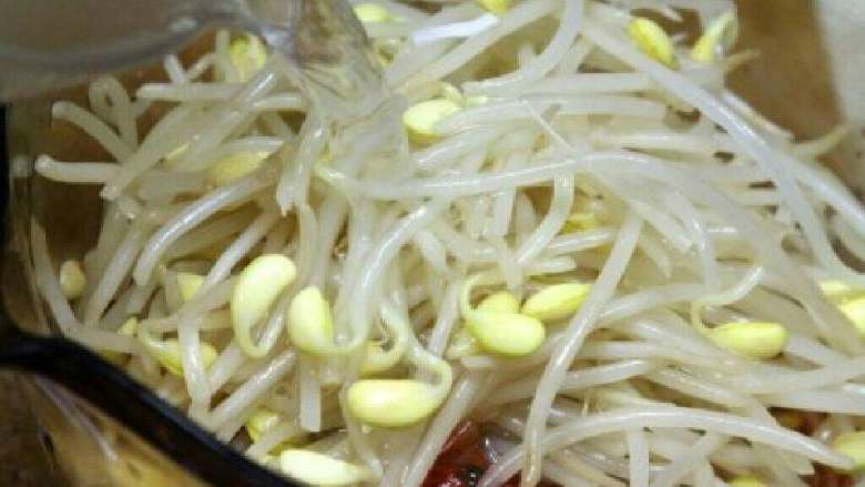 正宗韩式黄豆芽解酒汤,锅中下酸辣白菜和豆芽,倒入银鱼煮的汤
