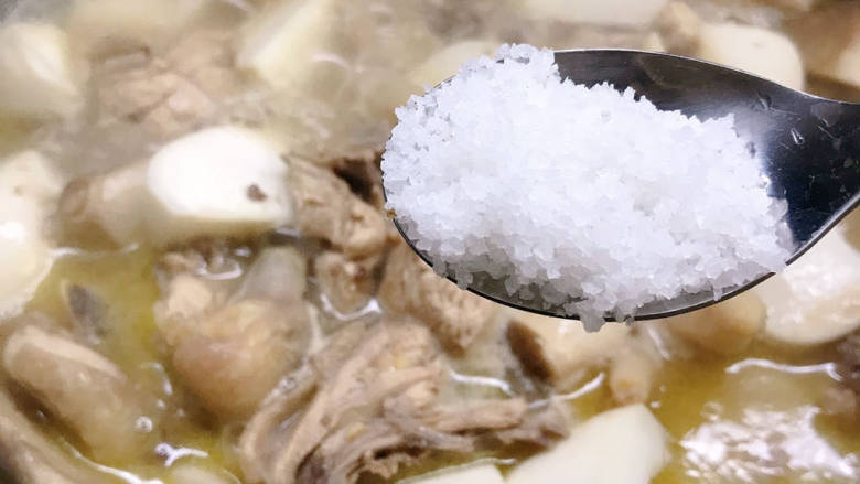 青椒杏鲍菇焖鸡,放盐大火烧开后转中火烧10分钟