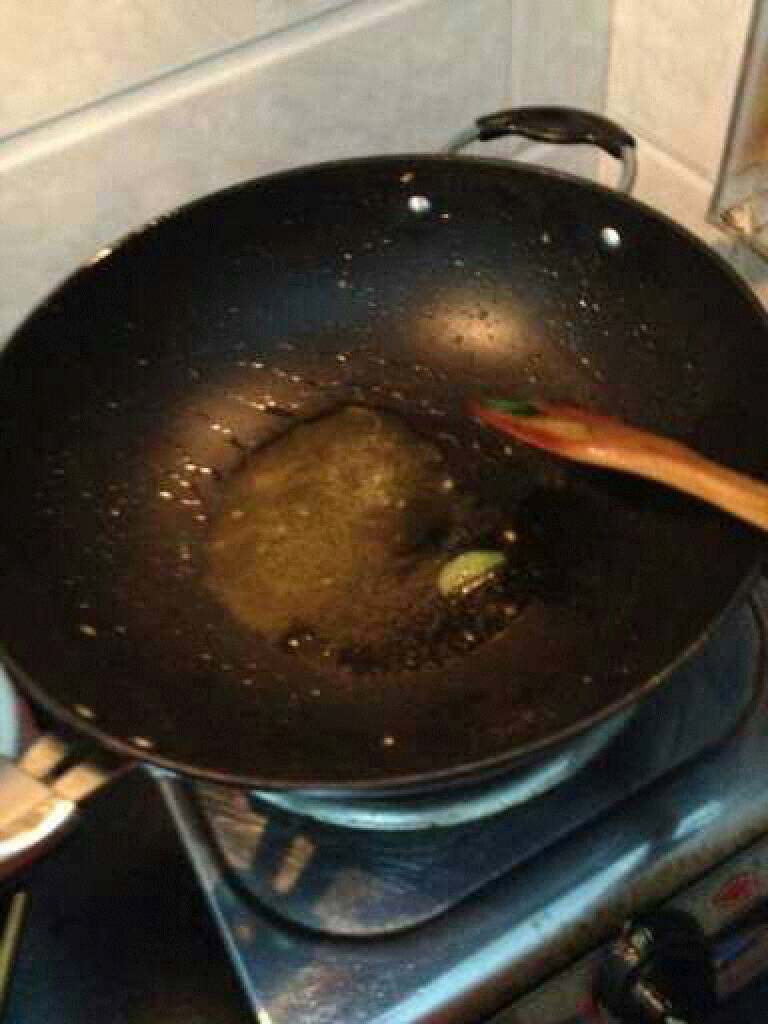 腊肉炒黄瓜,锅里放油