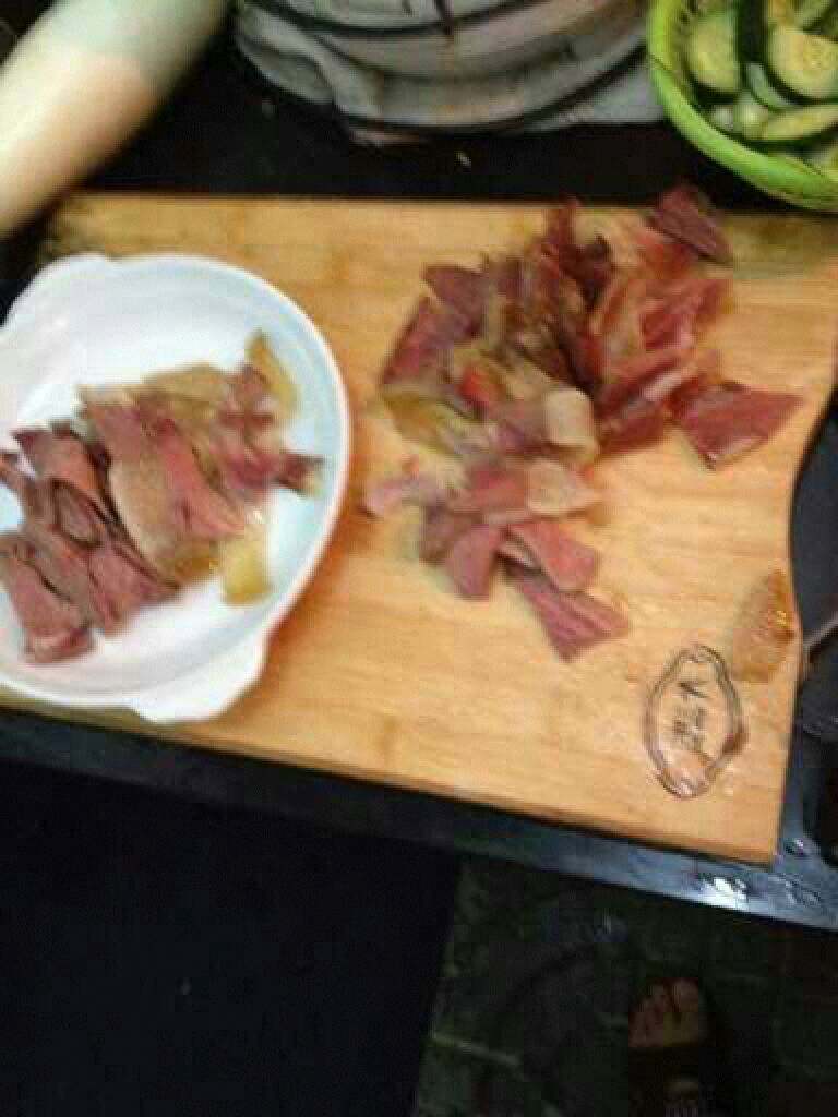 腊肉炒黄瓜,切成