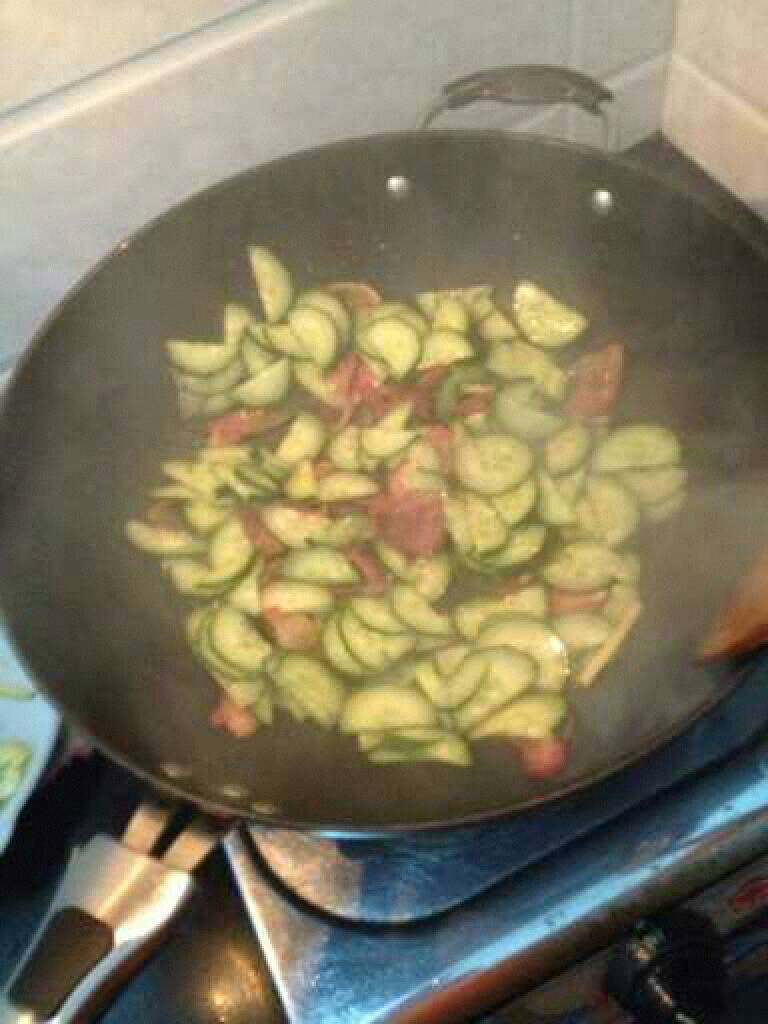 腊肉炒黄瓜,倒入黄瓜翻炒片刻