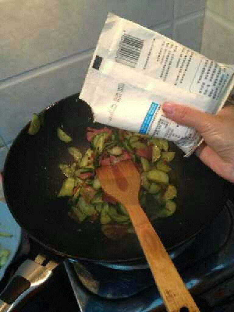 腊肉炒黄瓜,放适量盐