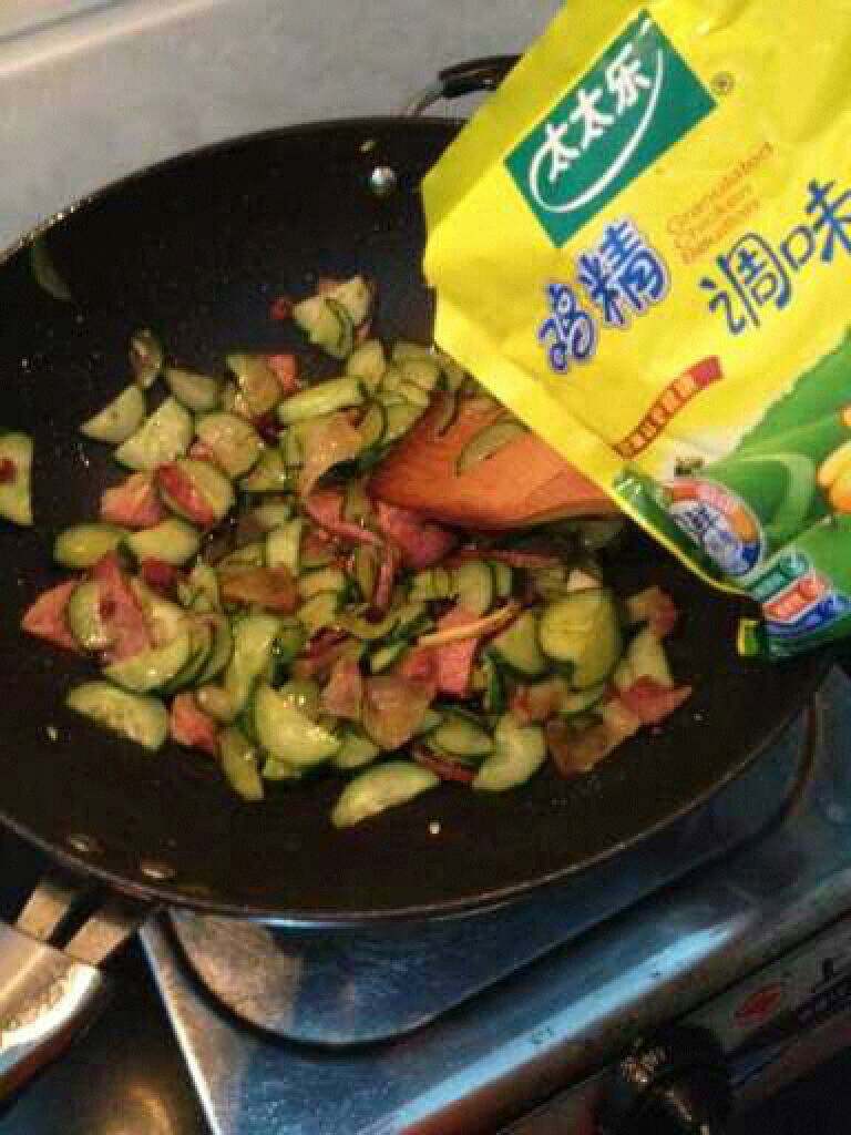 腊肉炒黄瓜,放适量<a style='color:red;display:inline-block;' href='/shicai/ 756'>鸡精</a>