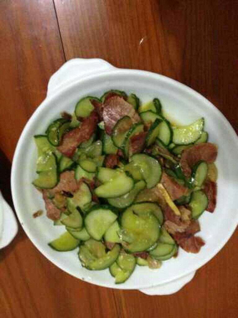 腊肉炒黄瓜,美味出锅