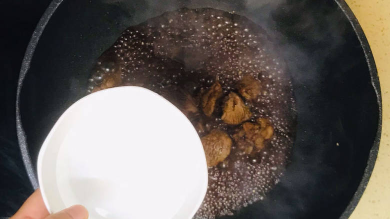 猪肉烧板栗,翻拌均匀后,加入半碗清水