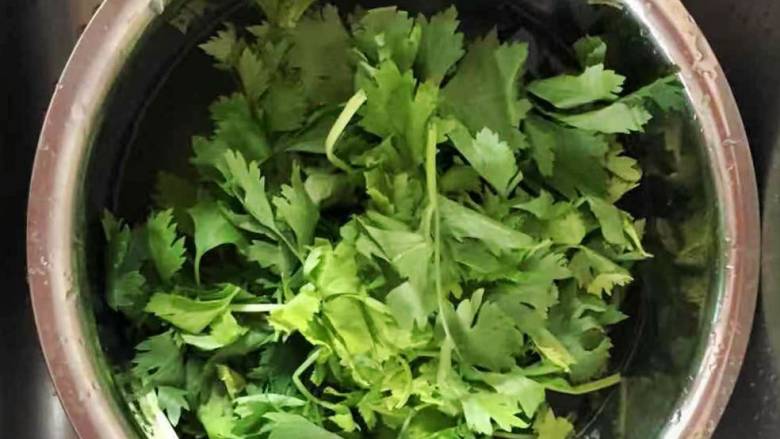 乡土美味凉拌野芹菜,洗