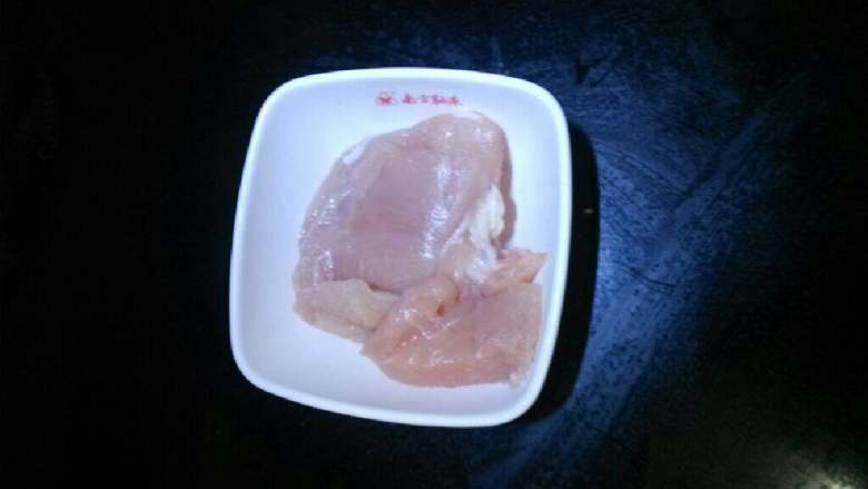 鸡丝土豆青菜粥,<a style='color:red;display:inline-block;' href='/shicai/ 101'>鸡胸肉</a>切小块放生姜加水煮熟后，不用煮太烂，手撕一下，尽量碎一点