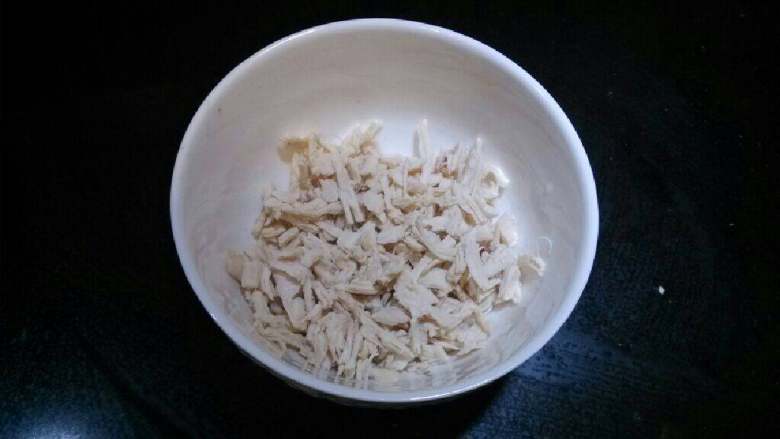 鸡丝土豆青菜粥,撕碎后的鸡胸肉，这个可以晚上提前处理好