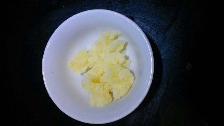 鸡丝土豆青菜粥,拿调羹压扁，土豆就变成了土豆泥