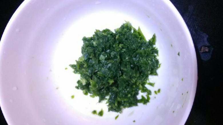 鸡丝土豆青菜粥,<a style='color:red;display:inline-block;' href='/shicai/ 3517'>青菜</a>剁碎，下锅之前剁碎