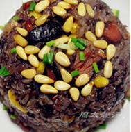 腊肉血糯米饭,盛盘后撒上松仁和葱花即可