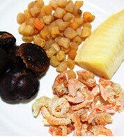 腊肉血糯米饭,<a style='color:red;display:inline-block;' href='/shicai/ 436'>腊肉</a>、<a style='color:red;display:inline-block;' href='/shicai/ 43'>冬笋</a>、<a style='color:red;display:inline-block;' href='/shicai/ 3068'>冬菇</a>切丁备用，<a style='color:red;display:inline-block;' href='/shicai/ 195'>干贝</a>、开洋用水泡发半小时即可