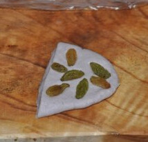 紫面包,把做椭圆形的面团取出一个擀成椭圆长片，用刀切成两半，每一半中加入<a style='color:red;display:inline-block;' href='/shicai/ 603'>葡萄干</a>，包起来，收口朝下，放入烤盘中
