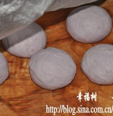 紫面包,将椭圆形的面团再分成若干个小面团，盖上保鲜膜松弛15分钟，