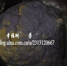紫面包,揉面大约20分钟左右加入黄油，继续揉面20分钟，加入香菇泥揉至成光滑的面团
