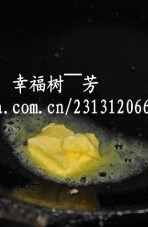 意大利面,锅中放入一小块<a style='color:red;display:inline-block;' href='/shicai/ 887'>黄油</a>，加入洋葱炒香再放入茄子、杏鲍菇煸炒