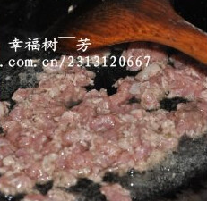 意大利面,把<a style='color:red;display:inline-block;' href='/shicai/ 8488'>牛肉馅</a>炒熟备用，<a style='color:red;display:inline-block;' href='/shicai/ 279'>海苔</a>打成碎、茄子放底油炒熟
