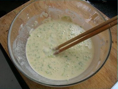 芹菜叶小煎饼 ,<a style='color:red;display:inline-block;' href='/shicai/ 2786'>芹菜叶</a>洗净切碎，放入适量<a style='color:red;display:inline-block;' href='/shicai/ 519'>面粉</a>，加盐、水，调成稠糊