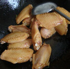 可乐鸡翅 ,底油炒香葱姜，放入<a style='color:red;display:inline-block;' href='/shicai/ 96'>鸡翅</a>、<a style='color:red;display:inline-block;' href='/shicai/ 788'>生抽</a>炒上色