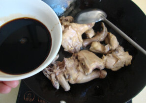 香菇焖鸡 ,底油把鸡块的水分炒出去，倒入碗汁炒上色