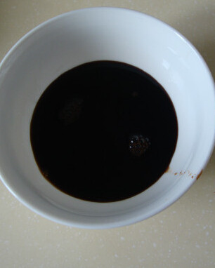 香菇焖鸡 ,<a style='color:red;display:inline-block;' href='/shicai/ 692'>酱油</a>、<a style='color:red;display:inline-block;' href='/shicai/ 762'>老抽</a>、<a style='color:red;display:inline-block;' href='/shicai/ 793'>米醋</a>调成碗汁