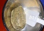 坚果粉饼干 ,再筛入新麦粉,倒入混合坚果粉,用橡皮刮刀拌均匀,拌成面团即可