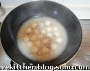 碧玉汤圆,将汤圆放入,煮至漂浮成熟,加味精调味