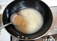 碧玉汤圆,取汤一碗,放入笋和肉沫,烧开