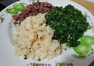 碧玉汤圆,取老鹅胸脯肉,用刀切成碎沫,荠菜和春笋也切成碎沫。