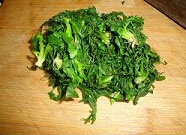 碧玉汤圆,沸水中滴两滴油后,关火,把荠菜放进,菜软立刻捞出挤干水份