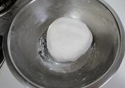 碧玉汤圆,糯米粉+温水和成柔软的面团,用保鲜膜静置30分钟