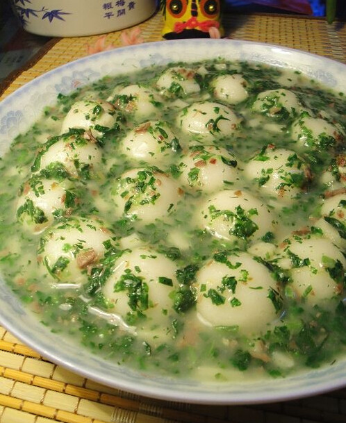 碧玉汤圆,最后加入荠菜碎沫,立刻关火