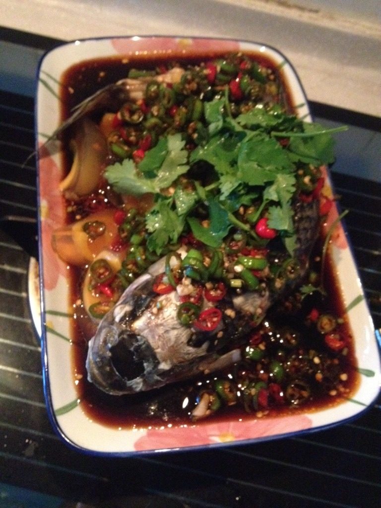 凉拌鱼,取小碗 放入 <a style='color:red;display:inline-block;' href='/shicai/ 3729'>白糖</a> 大蒜  辣椒碎 <a style='color:red;display:inline-block;' href='/shicai/ 788'>生抽</a> <a style='color:red;display:inline-block;' href='/shicai/ 721'>蚝油</a> <a style='color:red;display:inline-block;' href='/shicai/ 756'>鸡精</a> 拌匀 淋在鱼上
