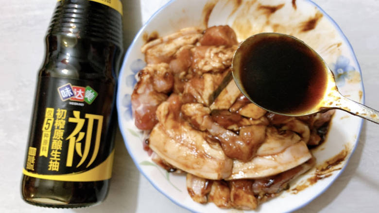 芋头蒸五花肉,两大勺原酿生抽,搅拌均匀