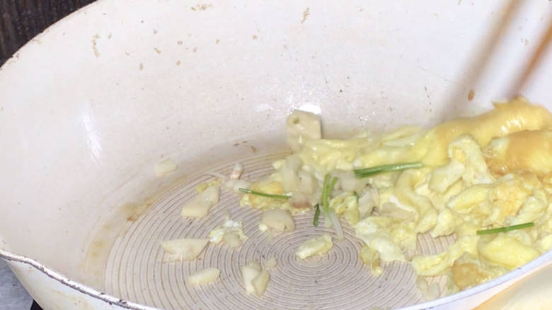 青椒鸡蛋拌海带面,炒匀成小块,摆一边,放入葱蒜炒香